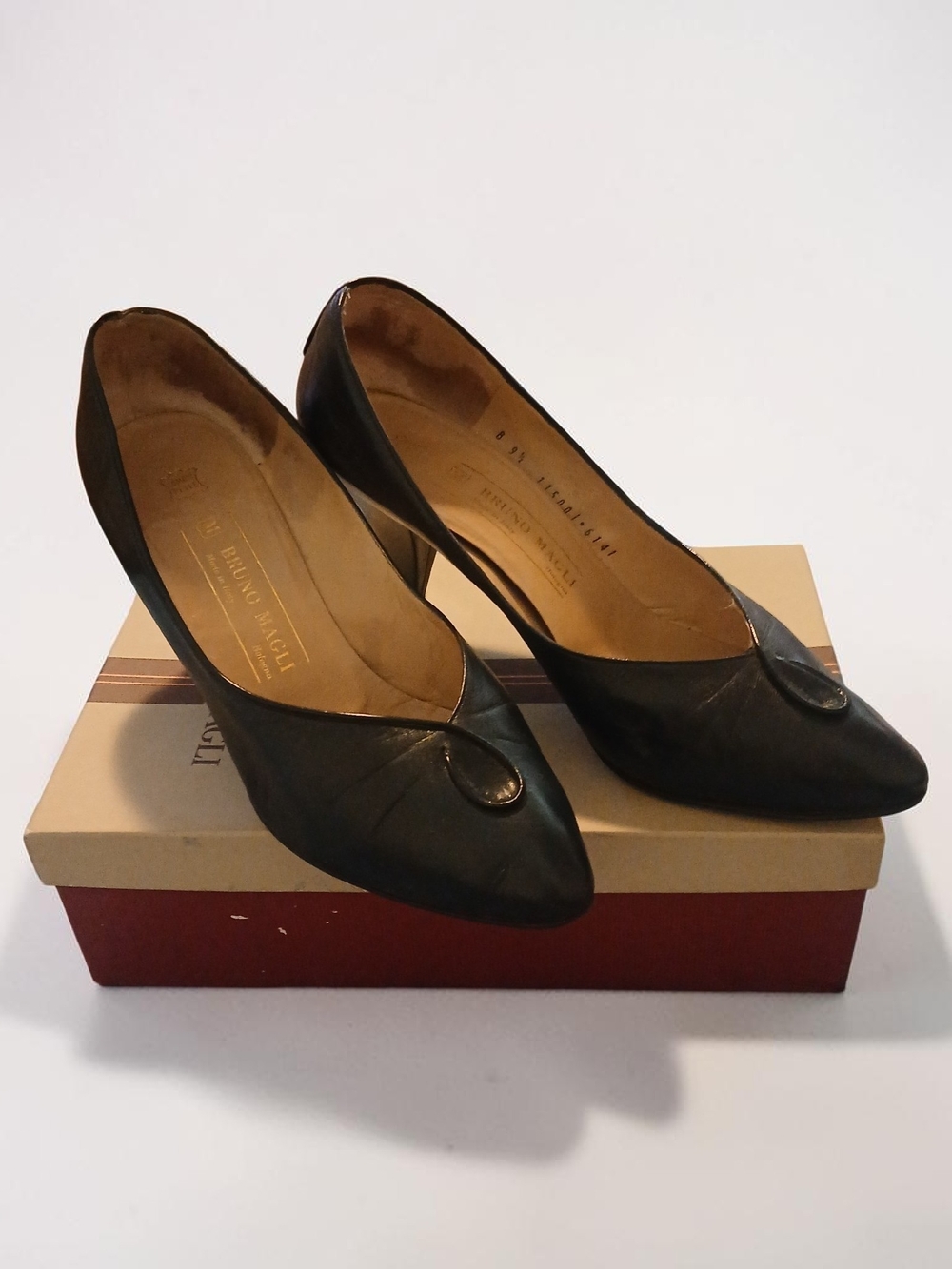 Vintage Bruno Magli Classic Women's Blue Leather Pointed-Toe Pumps